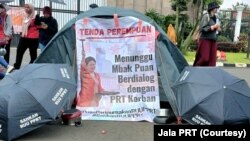 Para PRT menggelar tenda bertuliskan "Menunggu Mbak Puan Berdialog dengan PRT korban" agar segera membawa RUU PPRT ke Rapat Paripurna DPR RI. (Foto: Jala PRT)
