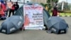 Para PRT menggelar tenda bertuliskan "Menunggu Mbak Puan Berdialog dengan PRT korban" agar segera membawa RUU PPRT ke Rapat Paripurna DPR RI. (Foto: Jala PRT)