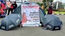 Para PRT menggelar tenda bertuliskan "Menunggu Mbak Puan Berdialog dengan PRT korban" agar segera membawa RUU PPRT ke Rapat Paripurna DPR RI. (Foto: Jala PRT)
