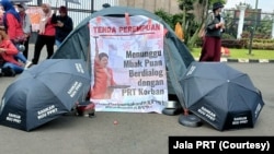 Para PRT menggelar tenda bertuliskan "Menunggu Mbak Puan Berdialog dengan PRT korban" agar segera membawa RUU PPRT ke Rapat Paripurna DPR RI. (Foto: Jala PRT)
