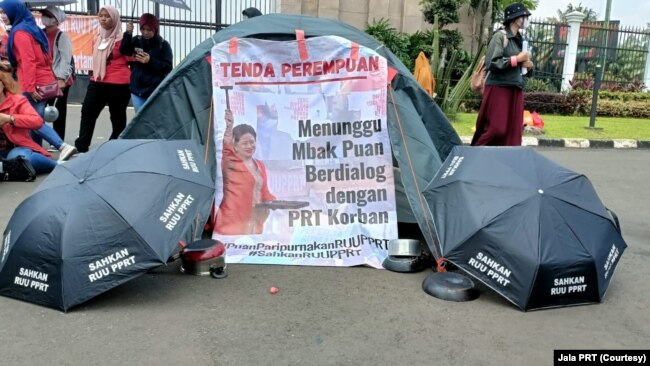 Para PRT menggelar tenda bertuliskan "Menunggu Mbak Puan Berdialog dengan PRT korban" agar segera membawa RUU PPRT ke Rapat Paripurna DPR RI. (Foto: Jala PRT)