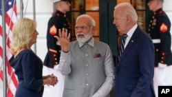 El presidente Joe Biden y la primera dama Jill Biden dan la bienvenida al primer ministro de la India, Narendra Modi, a la Casa Blanca para una cena privada, el 21 de junio de 2023, en Washington.