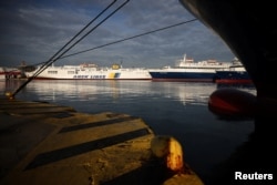 Kapal feri penumpang ditambatkan di pelabuhan Piraeus, Yunani, 16 Maret 2023, dalam aksi mogok nasional 24 jam untuk berkabung atas musibah kecelakaan kereta api paling mematikan di negara itu bulan lalu. REUTERS/Stoyan Nenov