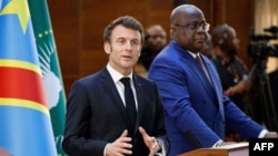 Marais Emmanuel Macron wa Ufaransa (Kushoto) na mwenzake Felix Tshisekedi wa DRC (Kulia) wahutubia waandishi wa habari mjini Kinshasa.