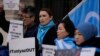 Aksi unjuk rasa warga etnis Uyghur atas perlakuan China di Xinjiang, di luar Kantor Kementerian Luar Negeri Inggris di London, Senin, 13 Februari 2023. Anggota parlemen Inggris Iain Duncan Smith (kiri) dan aktivis HAM Helena Kennedy ikut bergabung dalam aksi protes ini.