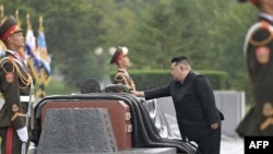 Pemimpin Korea Utara Kim Jong Un (tengah kanan) mengunjungi makam seorang prajurit untuk memperingati ulang tahun ke-71 berakhirnya Perang Korea, di Pyongyang. (Foto: KCNA VIA KNS/AFP)