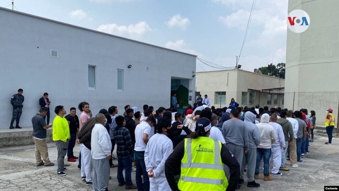 Migrantes guatemaltecos retornados llegan a su país, después de ser enviados en dos vuelos, los últimos bajo el Título 42 que llegan a ese país. [Foto: Cortesía Migración Guatemala]