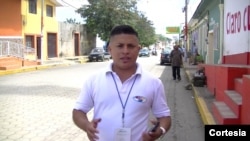 El periodista nicaragüense Víctor Ticay durante una cobertura periodística en Nandaime, Granada.