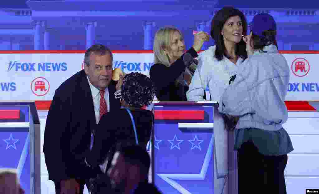 El ex gobernador de Nueva Jersey, Chris Christie, y la ex gobernadora de Carolina del Sur, Nikki Haley, se retocan el maquillaje durante una pausa comercial.