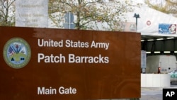 ARCHIVO - La entrada principal del Cuartel Patch del Ejército de Estados Unidos en Stuttgart, Alemania, el 28 de noviembre de 2006, donde se encuentra la sede del Comando Europeo de Estados Unidos (EUCOM).