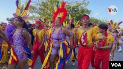 La comparsa Kalunga, conformada por jóvenes colombo-venezolanos, participó en el Carnaval de Barranquilla, Colombia el 18 de febrero de 2023. 