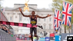 Alexander Mutiso Munyao of Kenya crosses the finish line to win the men's race at the London Marathon in London, April 21, 2024.