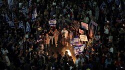 Người dân tham dự một cuộc biểu tình kêu gọi thả ngay lập tức các con tin bị bắt cóc trong vụ tấn công chết người ngày 7 tháng 10 nhắm vào Israel do nhóm Hồi giáo chủ chiến người Palestine Hamas, ở Tel Aviv, Israel, ngày 4 tháng 5 năm 2024.