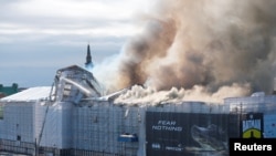 Danimarka’nın başkenti Kopenhag’da tarihi Eski Borsa binasında çıkan yangını söndürme çalışmaları devam ederken, binanın tarihi kulesi devrildi. 