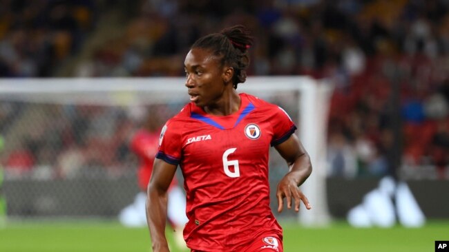 Melchie Dumornay d'Haïti contrôle le ballon lors d'un match de football de la Coupe du monde féminine contre l'Angleterre à Brisbane, en Australie, le 22 juillet 2023.