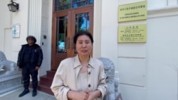 耿和女士在旧金山抗议现场向习近平喊话：“ 习近平曾说要把权力关进笼子里，但你现在却自己做了皇帝，反而把高智晟这位为民请命的律师关在笼子里！