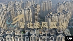 资料照：在江苏省镇江一所大楼顶部俯瞰碧桂园建造的凤凰城楼盘。（2021年10月31日）