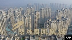 在江蘇省鎮江一所大樓頂部俯瞰碧桂園建造的鳳凰城樓盤。 （2021年10月31日）