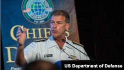美國印太司令部司令、海軍上將阿奎利諾2023年8月15日在斐濟印太防長年度會議上致詞。（美國印太司令部照片）