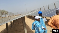 Face aux besoins énergétiques, ce champ solaire a été construit à Waza.