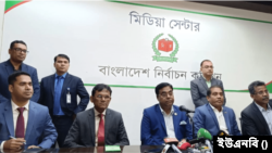 নির্বাচন ভবনে সাংবাদিকদের সঙ্গে নির্বাচন কমিশন (ইসি) সচিব জাহাংগীর আলম। ১৭ ডিসেম্বর, ২০২৩।