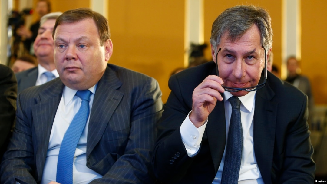 Петр Авен (справа) и Михаил Фридман принимают участие в сессии в рамках Недели российского бизнеса в Москве, Россия, 16 марта 2017 года.