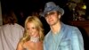 FILE - Britney Spears (kiri) dan Justin Timberlake di Penghargaan Musik Amerika Tahunan ke-28 di Los Angeles, 8 Januari 2001. Memoar Spears "The Woman in Me" dirilis 24 Oktober. (AP/Mark J. Terrill)