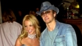 FILE - Britney Spears (kiri) dan Justin Timberlake di Penghargaan Musik Amerika Tahunan ke-28 di Los Angeles, 8 Januari 2001. Memoar Spears "The Woman in Me" dirilis 24 Oktober. (AP/Mark J. Terrill)