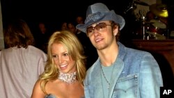 FILE - Britney Spears (kiri) dan Justin Timberlake di Penghargaan Musik Amerika Tahunan ke-28 di Los Angeles, 8 Januari 2001. Memoar Spears "The Woman in Me" dirilis 24 Oktober. (AP/Mark J. Terrill)