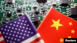 Bendera China dan AS terlihat di depan chip semikonduktor, 17 Februari 2023. (Foto: REUTERS/Florence Lo)