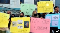 Mahasiswa Afghanistan meneriakkan slogan-slogan dan memegang plakat selama protes terhadap larangan pendidikan universitas bagi perempuan, di Quetta, Pakistan, Sabtu, 11 Desember 2018. 24 Agustus 2022. (AP/Pantat Arshad)