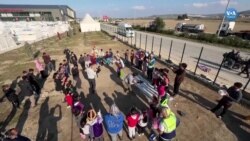 Gönüllüler Depremzede Çocukların Yüzünü Güldürme Çabasında 