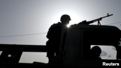 ARCHIVES - Des soldats en position près de la base militaire de Naaba Koom à Ouagadougou, au Burkina Faso, le 29 septembre 2015.