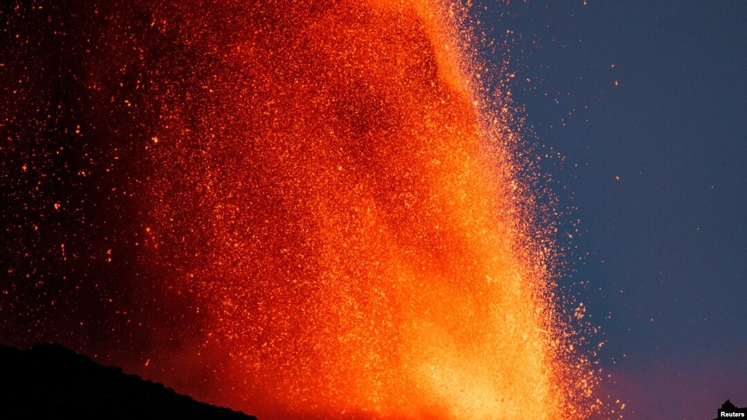 Lava menyembur dari kawah Gunung Etna di Italia, pada 4 Juli 2024. (Foto: Reuters/Etna Walk/Giuseppe Di Stefano)