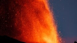 Lava menyembur dari kawah Gunung Etna di Italia, pada 4 Juli 2024. (Foto: Reuters/Etna Walk/Giuseppe Di Stefano)