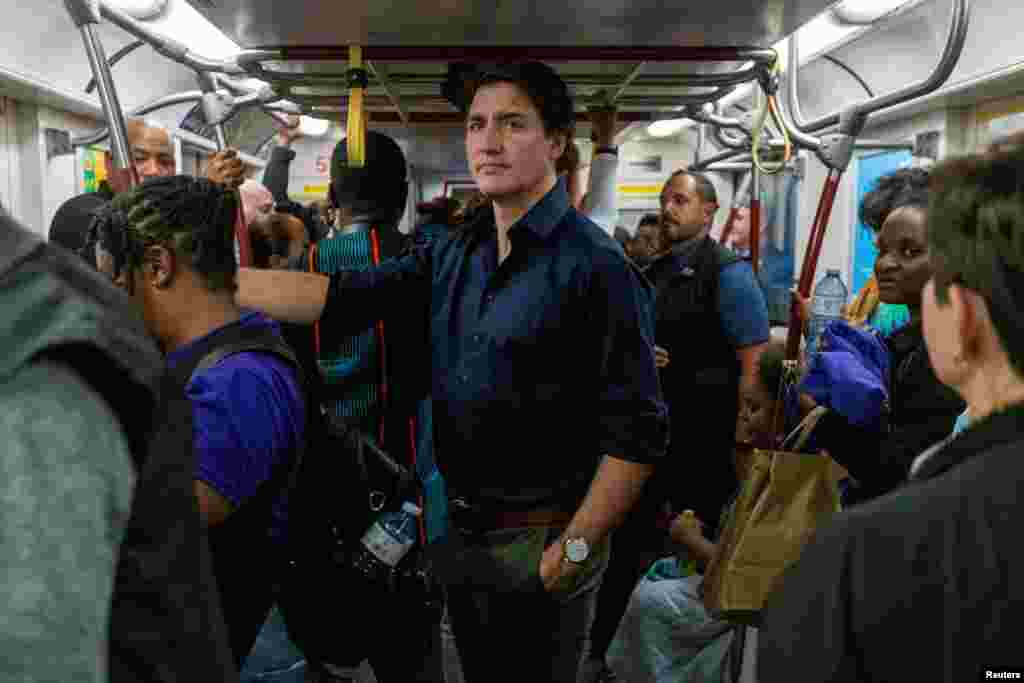 Канадскиот премиер Џастин Трудо се вози во метрото во Торонто, 31 јули 2023 година.