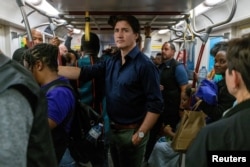 นายกรัฐมนตรีแคนาดา จัสติน ทรูโด ขึ้นรถไฟฟ้าในโตรอนโต 31 กรกฎาคม 2023 ไม่นานก่อนประกาศข่าวแยกทางภริยา