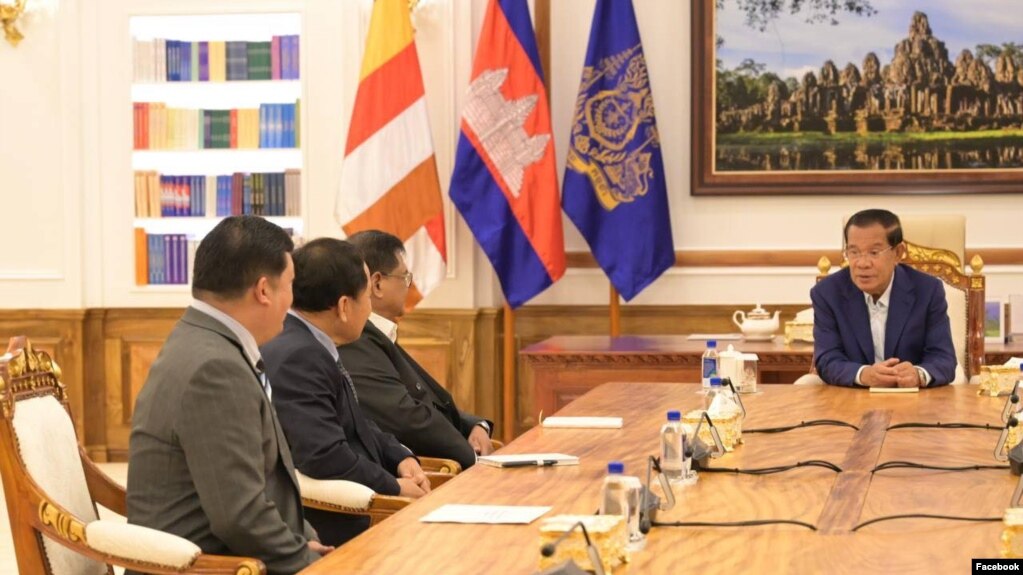 អតីត​នាយក​រដ្ឋមន្ត្រី​លោកហ៊ុន សែន ​​ជួប​សន្ទនា​​ជាមួយ​សមាជិក​ព្រឹទ្ធ​សភា​៣រូប​មក​ពី​គណ​បក្ស​ឆន្ទៈខ្មែរ​ គឺ​លោក​ សុក​ ហាច​ លោក សេង ម៉ារឌី និង​លោក​ គង់ មុនីកា​។ (Photo: Facebook/Samdech Hun Sen of Cambodia)