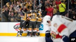 Los miembros de los Vegas Golden Knights, a la izquierda, celebran un gol del ala derecha Reilly Smith mientras los miembros de los Florida Panthers esperan durante el segundo período del Juego 5 de las Finales de la Copa Stanley de hockey de la NHL en Las Vegas, el 13 de junio de 2023.