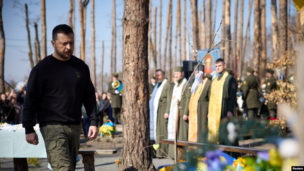 资料照片：乌克兰总统泽连斯基在基辅州的一座村庄参加阵亡乌克兰军人的纪念仪式。(2024年3月21日)(photo:VOA)