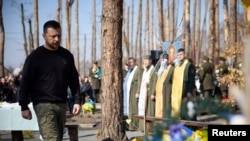 资料照片：乌克兰总统泽连斯基在基辅州的一座村庄参加阵亡乌克兰军人的纪念仪式。(2024年3月21日)