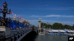 Los turistas disfrutan de un paseo en barco por el río Sena cerca del puente Alejandro III durante los Juegos Olímpicos de Verano de 2024, el domingo 28 de julio de 2024, en París, Francia. (Foto AP/Dar Yasin)