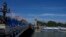 Los turistas disfrutan de un paseo en barco por el río Sena cerca del puente Alejandro III durante los Juegos Olímpicos de Verano de 2024, el domingo 28 de julio de 2024, en París, Francia. (Foto AP/Dar Yasin)
