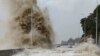 Dalam foto yang dirilis oleh Xinhua, ombak besar menghantam pantai menjelang pendaratan Topan Gaemi di distrik Sansha, Kabupaten Xiapu, Provinsi Fujian, China tenggara. (Xinhua via AP)