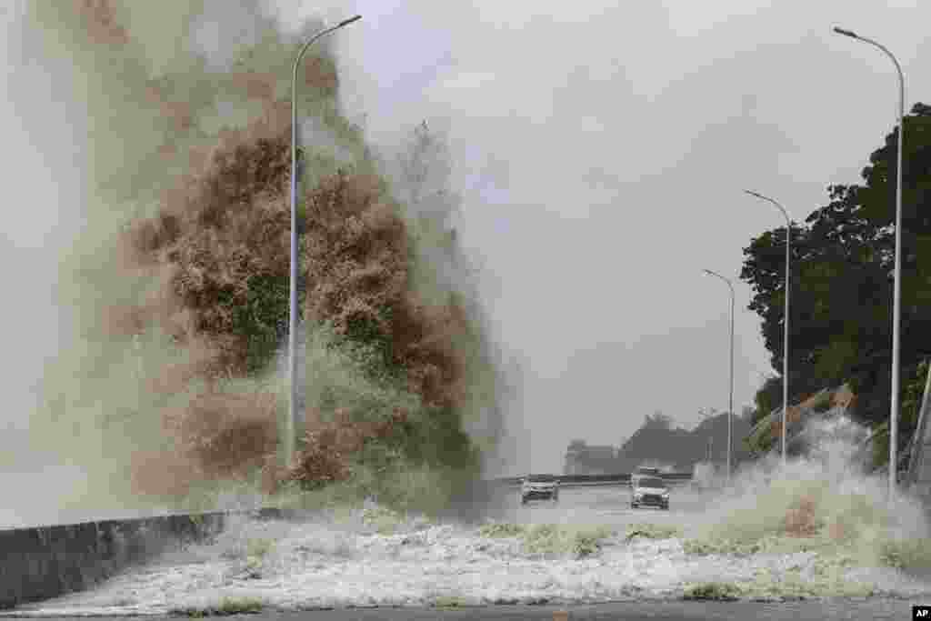 Dalam foto yang dirilis oleh Xinhua, ombak besar menghantam pantai menjelang pendaratan Topan Gaemi di distrik Sansha, Kabupaten Xiapu, Provinsi Fujian, China tenggara. (Xinhua via AP)