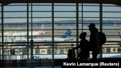 Arlington, SAD. Putnici na terminalu aerodroma Ronald Regan. REUTERS/Kevin Lamarque