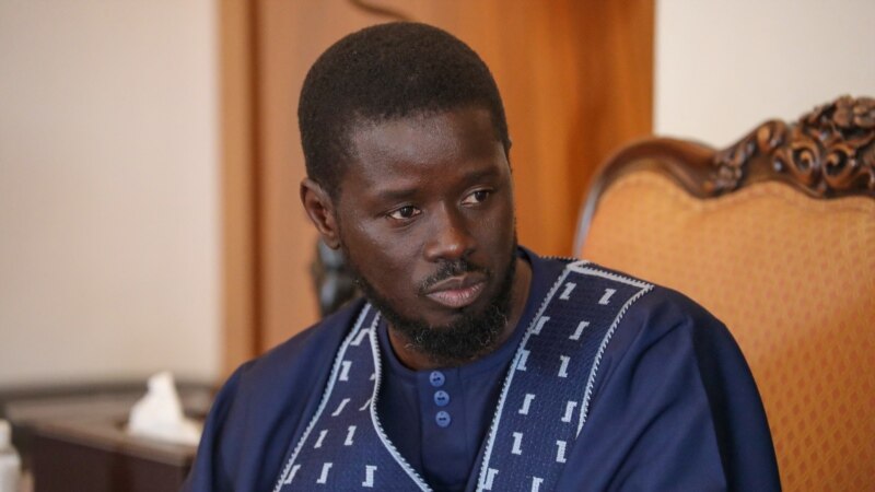 Le plus jeune président du Sénégal prête serment devant ses pairs africains
