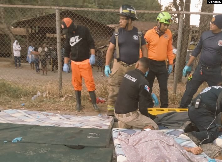 Trabajadores prestan ayuda a víctimas de un autobús que se despeñó por un barranco el 15 de febrero de 2023. [Foto: Sistema Nacional de Protección Civil de Panamá]