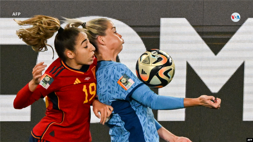 La defensora española #19, Olga Carmona, lucha por el balón durante el partido de fútbol final de la Copa Mundial Femenina 2023 de Australia y Nueva Zelanda entre España e Inglaterra en el Estadio Australia en Sydney el 20 de agosto de 2023.