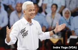 Calon presiden Ganjar Pranowo menyampaikan visi dan misinya dalam Debat Pertama Capres 2024 yang diadakan oleh Komisi Pemilihan Umum RI (KPU RI) pada Selasa (12/12) di Jakarta. (VOA/Indra Yoga)